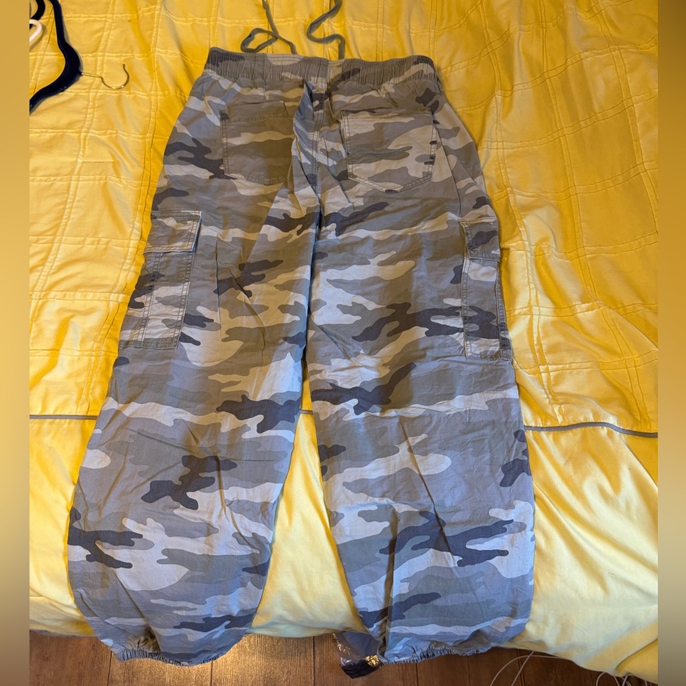 American Eagle Camo Cargo Pants - Picture 3 of 4